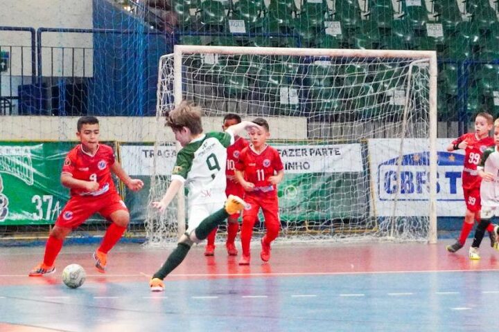 Futsal de Jacareí goleia no Paulista e vôlei adaptado vence na