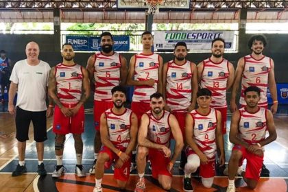 meninos atléticos jogando basquete em personagens vetoriais de cor